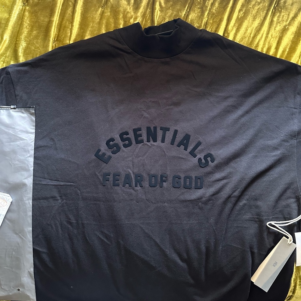 Men's medium fear of god essentials t-shirt